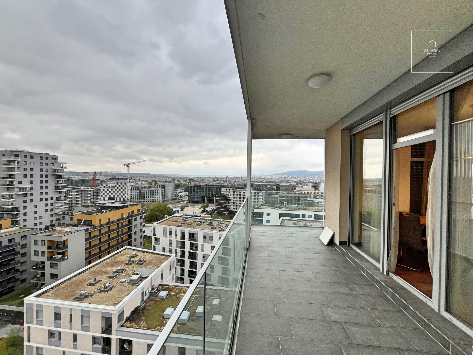 A panoramic apartment built in 2020 with a 50 sqm terrace and a garage, located near Kopaszi-gát