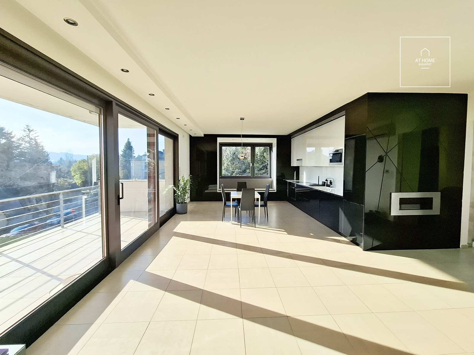 Exclusive panoramic apartment with garage parking on Kissvábhegy in District XII