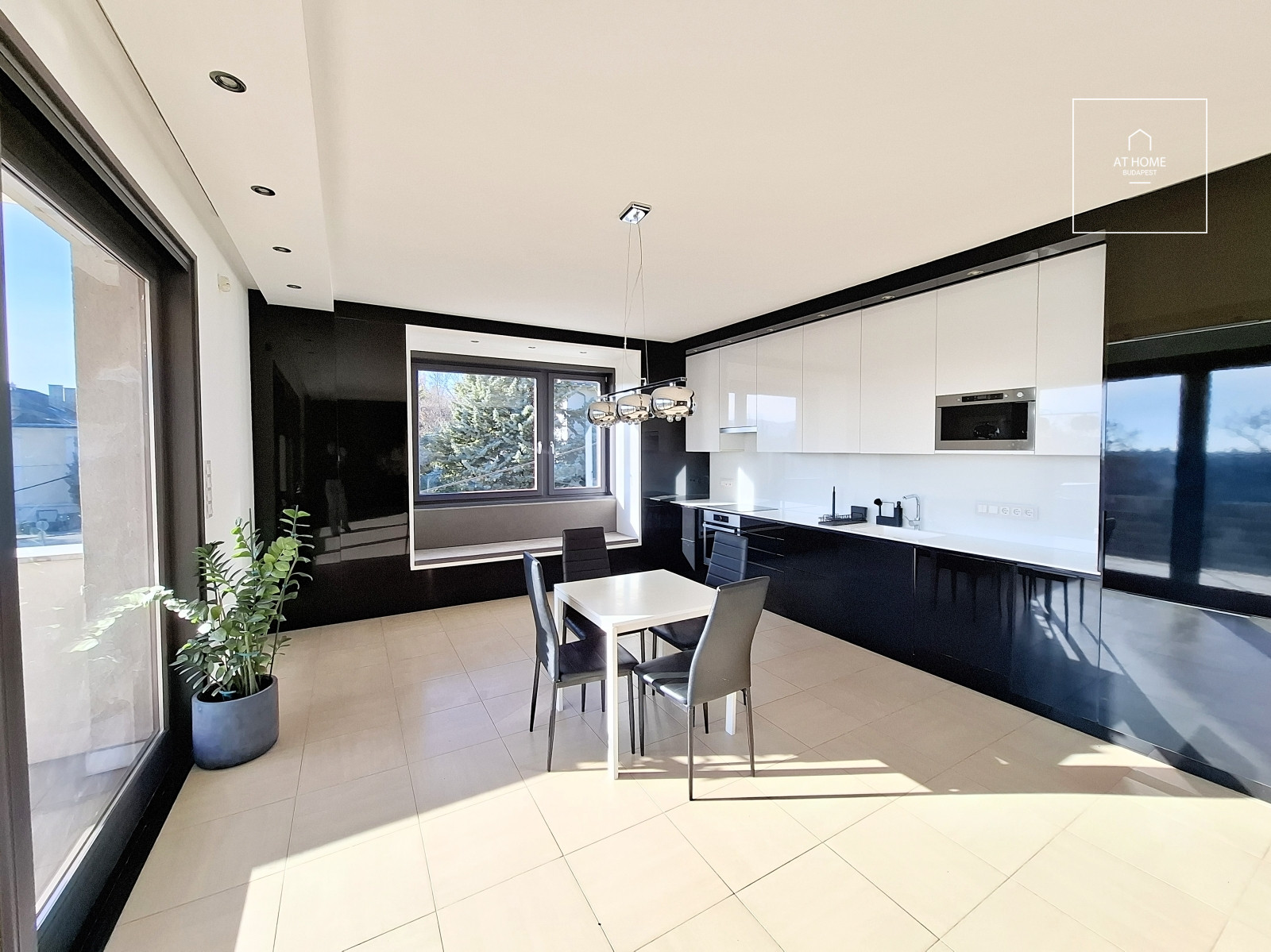 Exclusive panoramic apartment with garage parking on Kissvábhegy in District XII