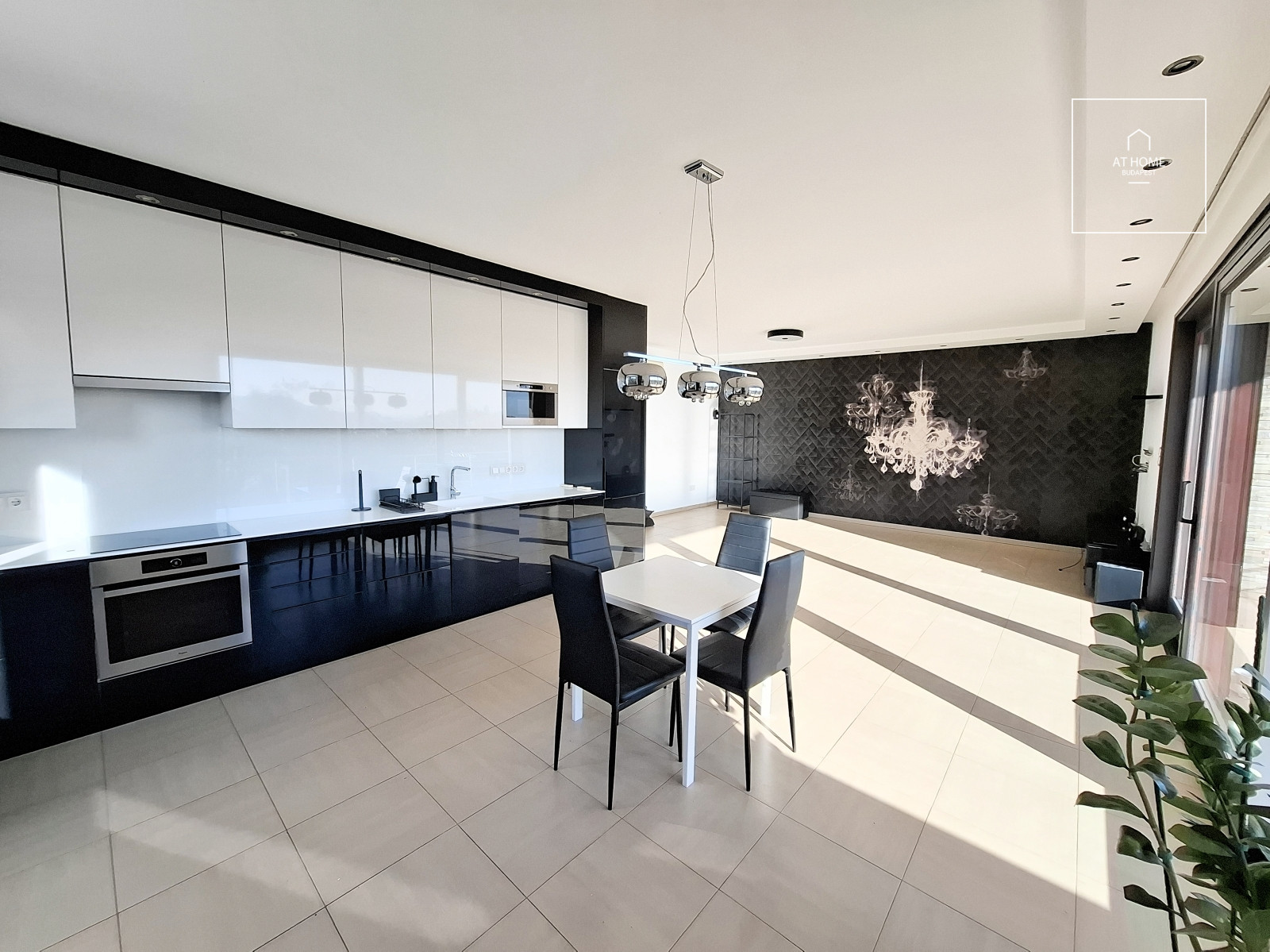 Exclusive panoramic apartment with garage parking on Kissvábhegy in District XII