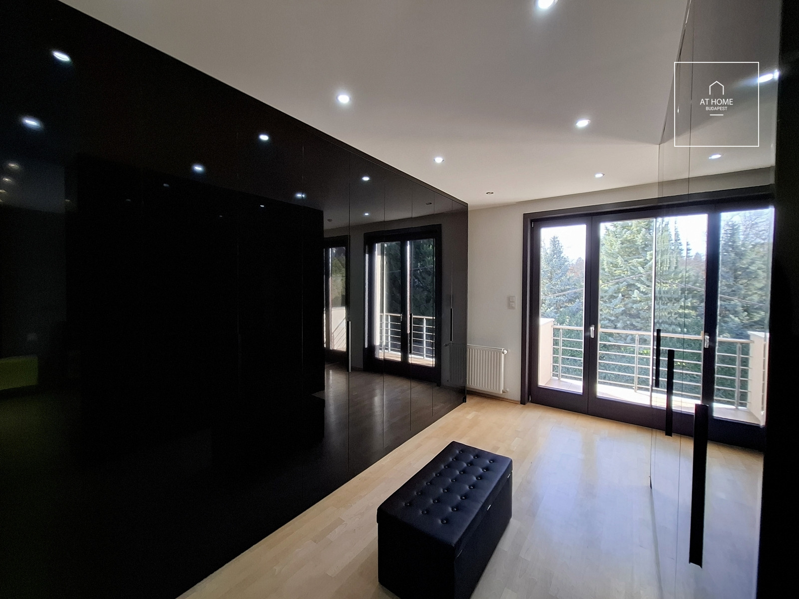 Exclusive panoramic apartment with garage parking on Kissvábhegy in District XII