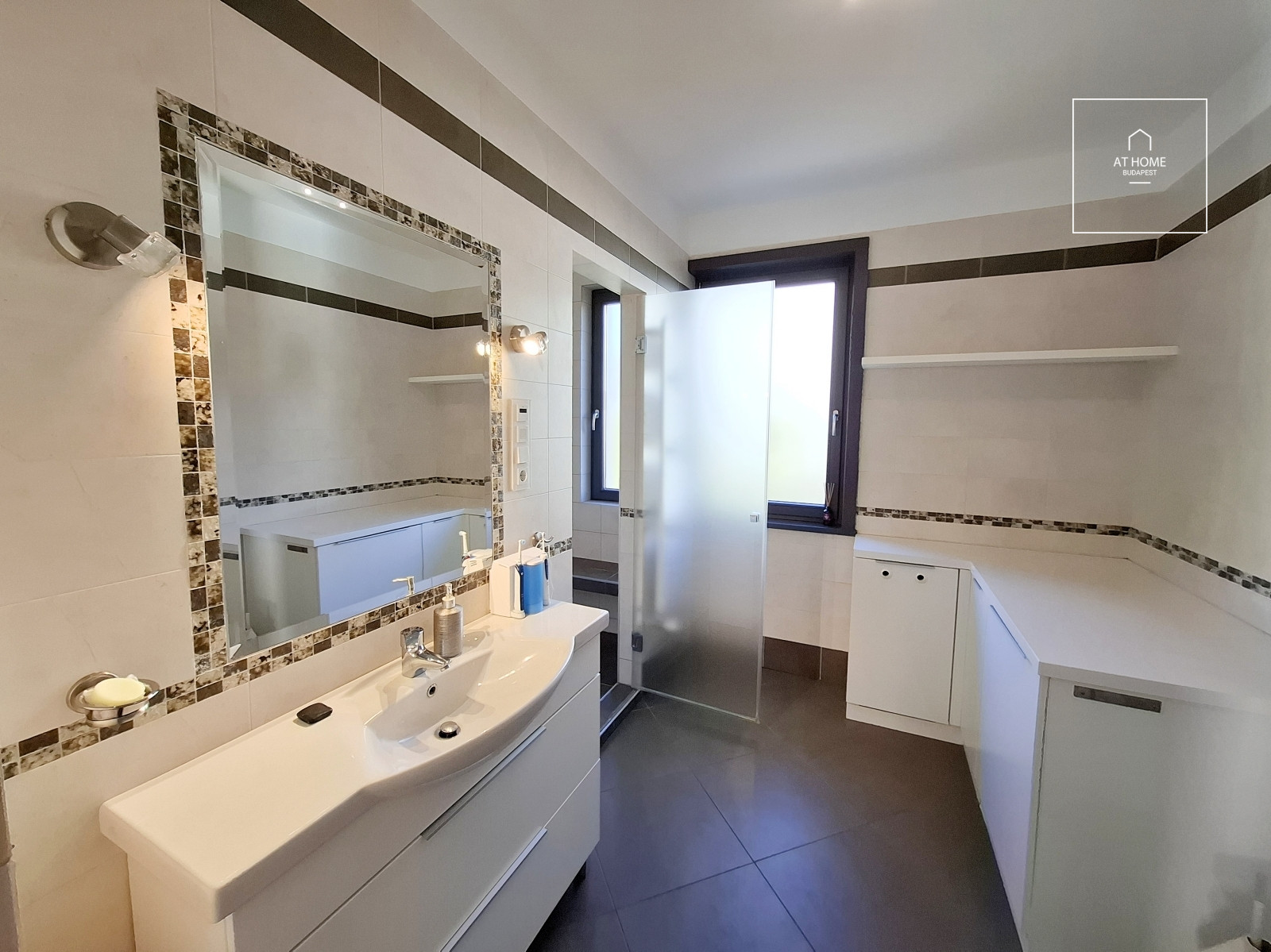 Exclusive panoramic apartment with garage parking on Kissvábhegy in District XII