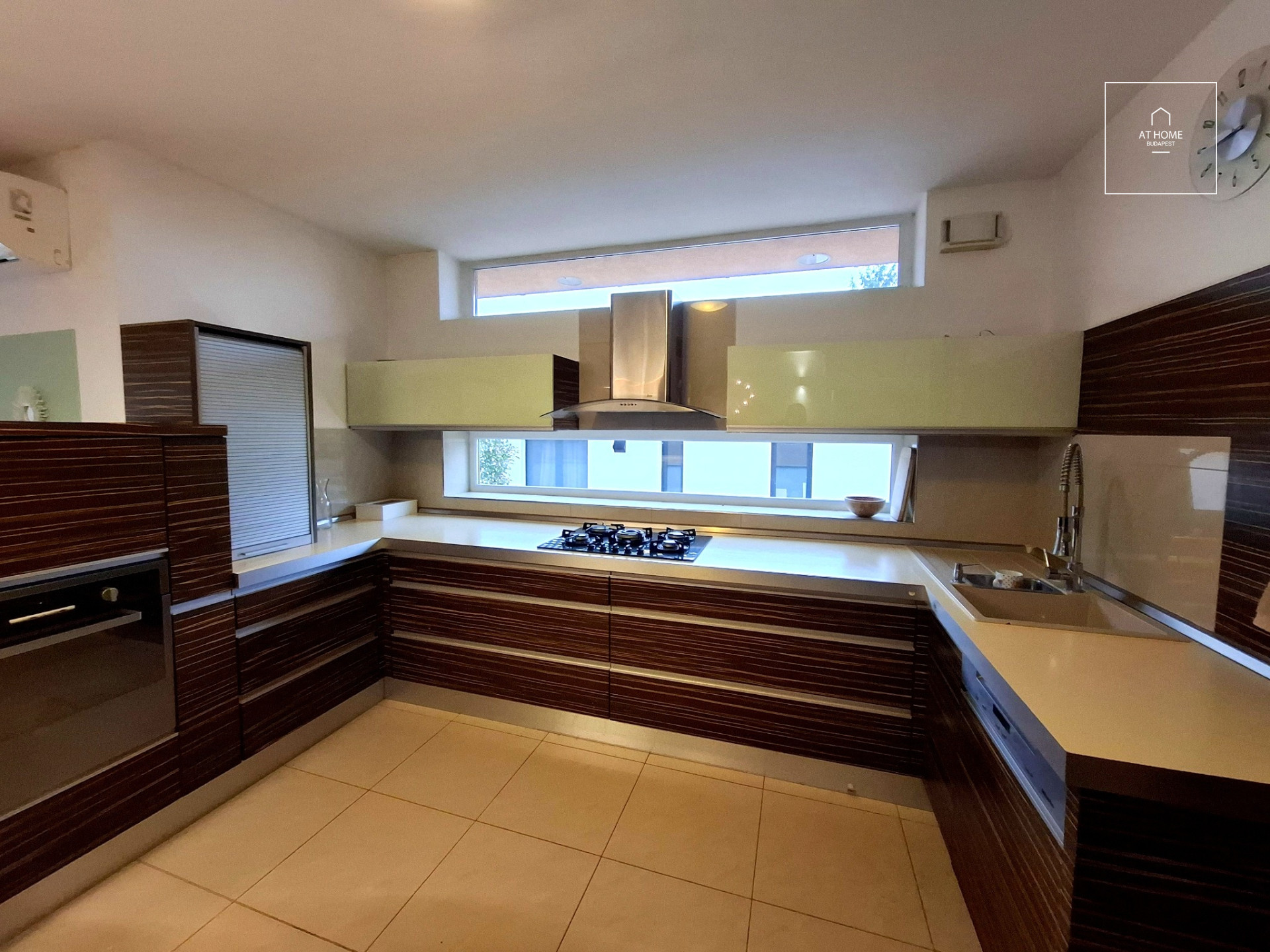 Beautiful 5 bedrooms family house for sale in Dunakeszi