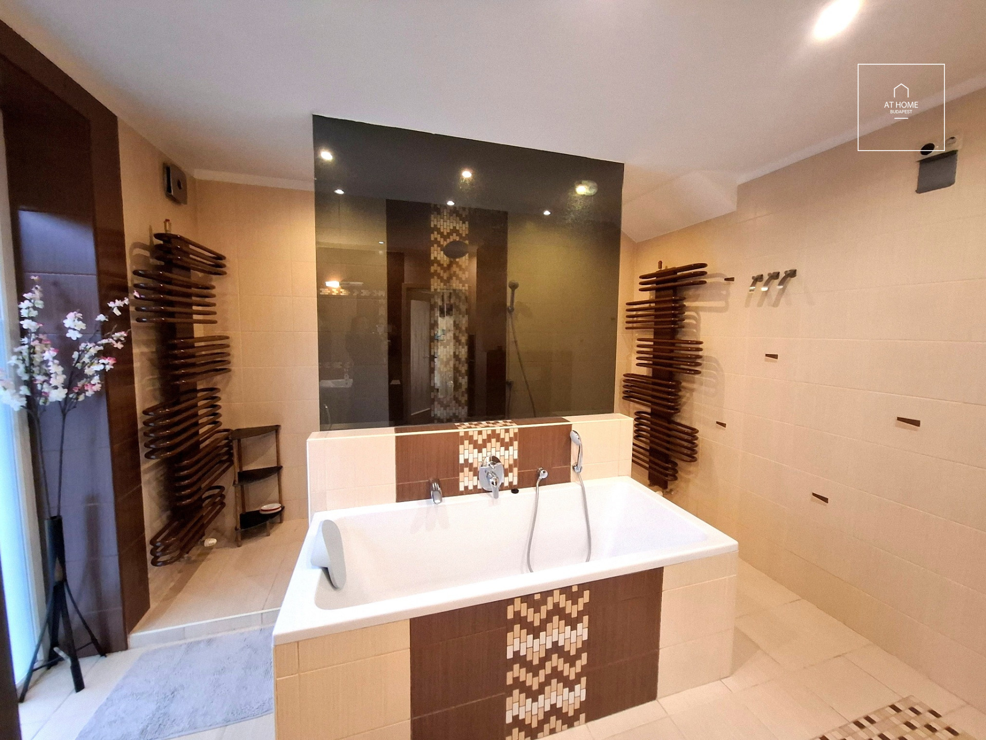 Beautiful 5 bedrooms family house for sale in Dunakeszi