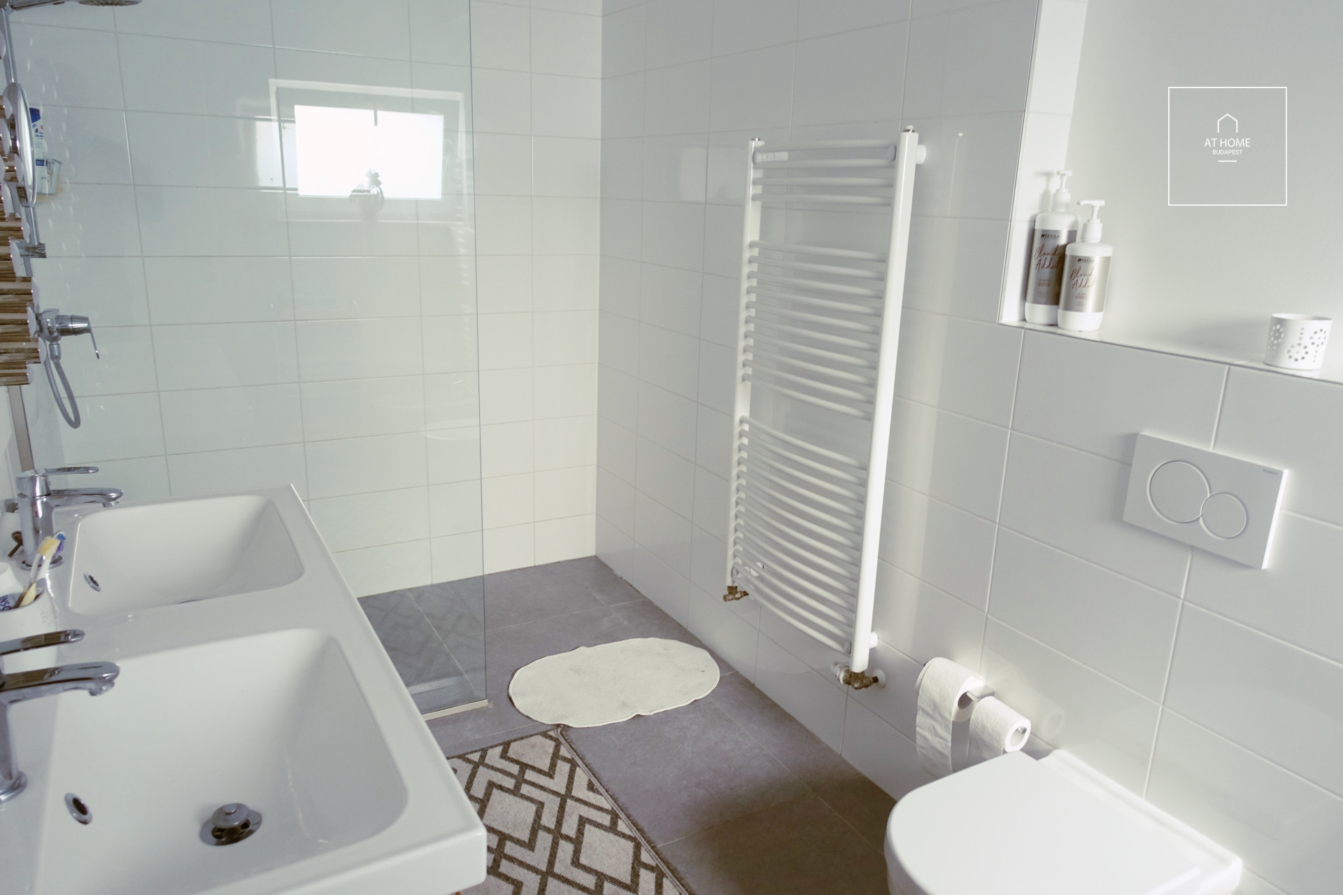 Exclusive top-floor 2-bedroom apartment in District V