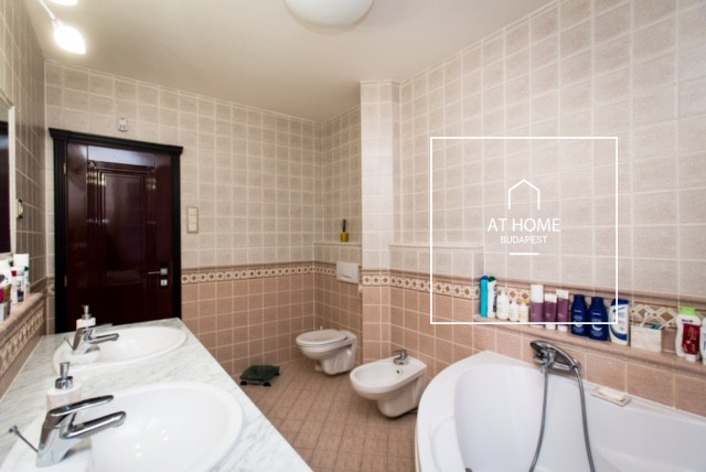 Ground-floor 150 m² apartment with garden access and terrace in Törökvész, District II