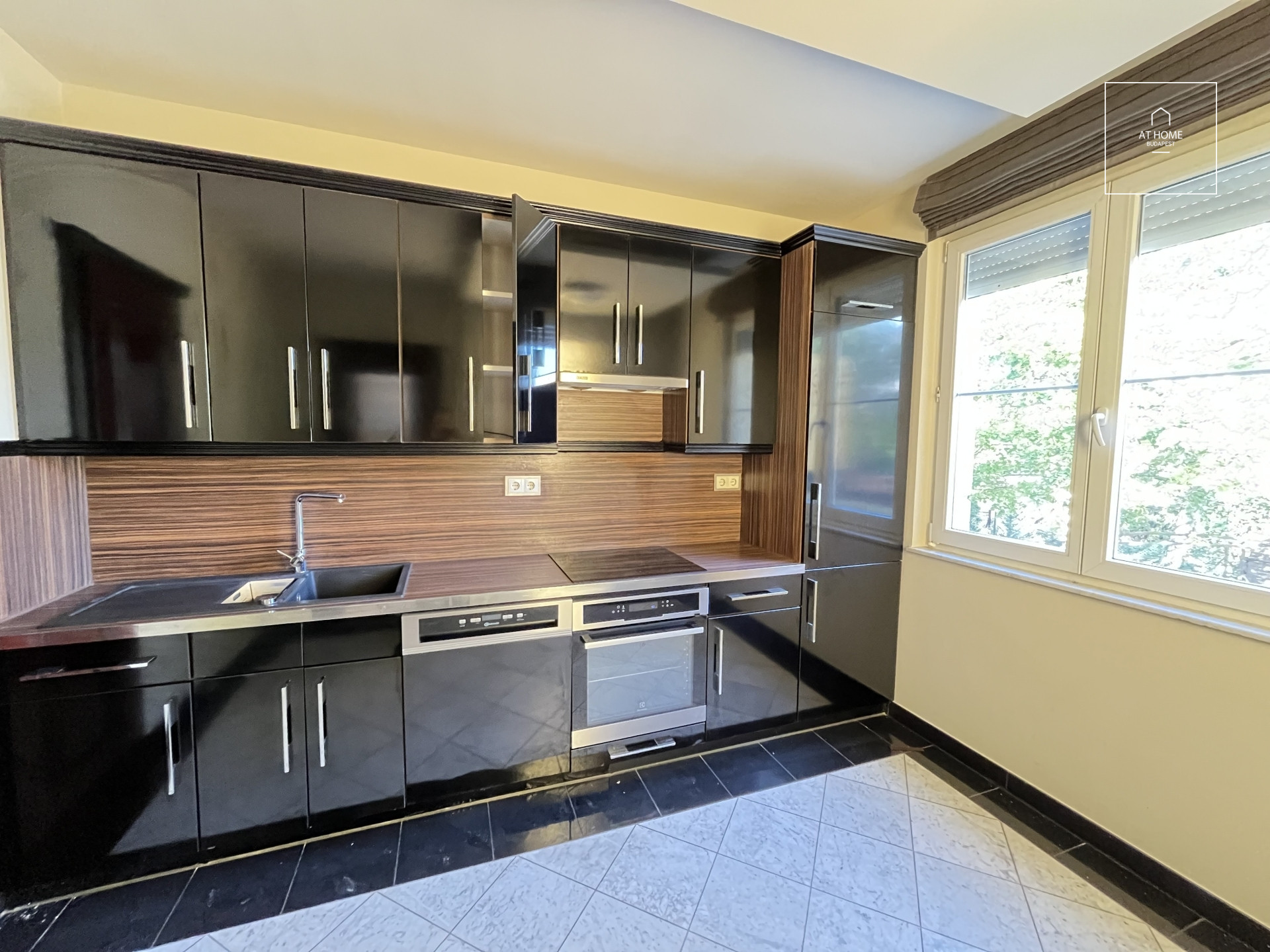 Ground-floor 150 m² apartment with garden access and terrace in Törökvész, District II