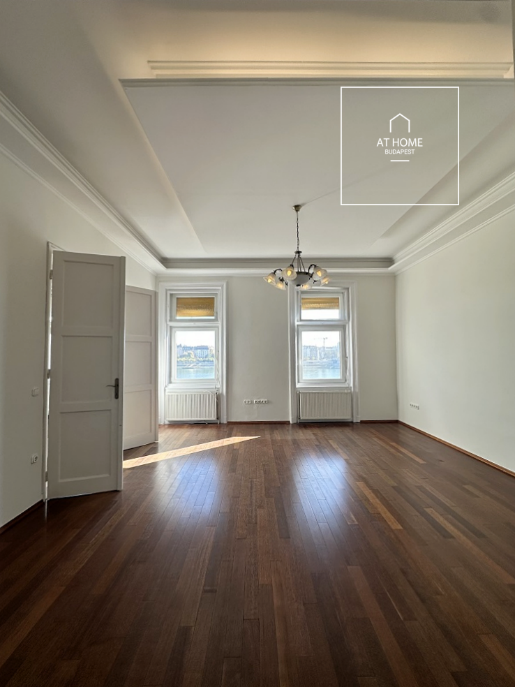 Sunny 2-bedroom apartment with panoramic views on Bem Quay