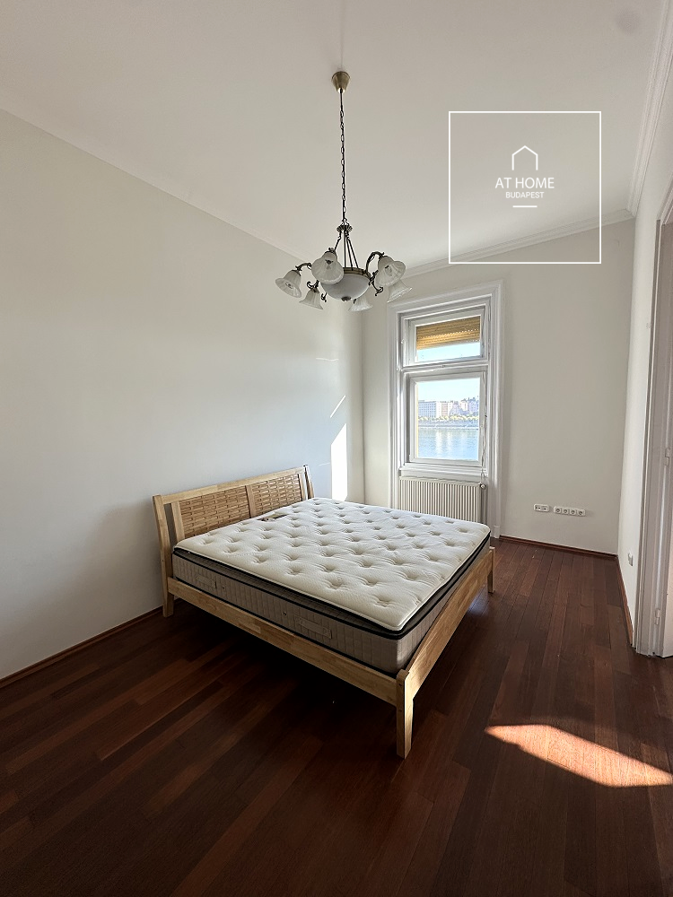 Sunny 2-bedroom apartment with panoramic views on Bem Quay