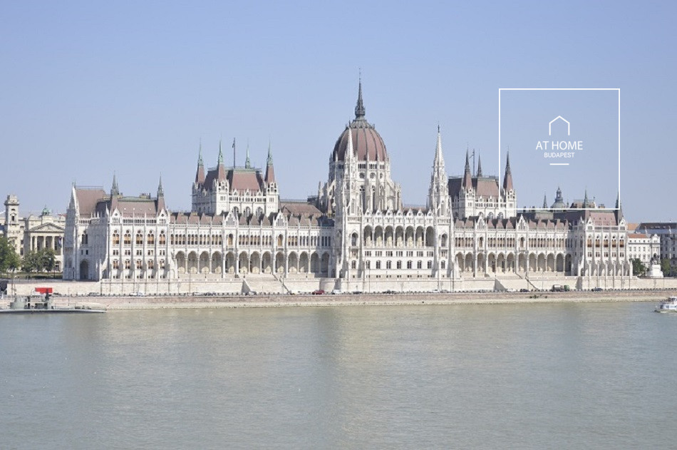 Sunny 2-bedroom apartment with panoramic views on Bem Quay