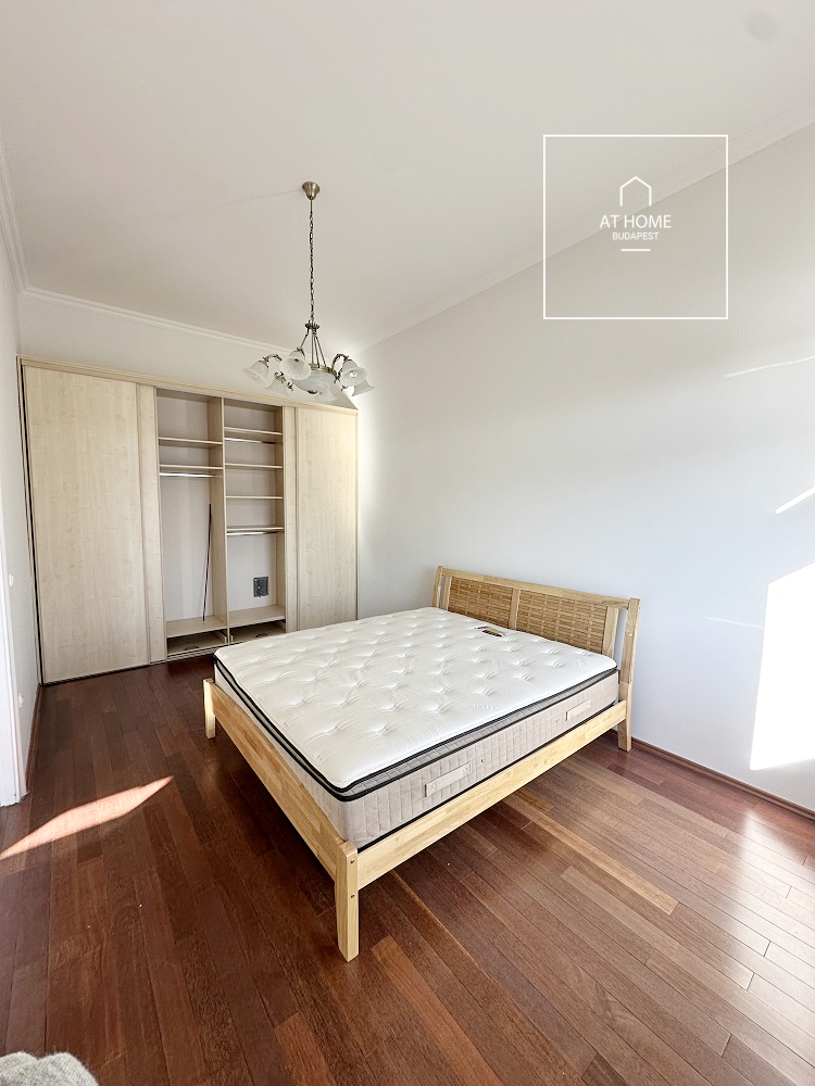 Sunny 2-bedroom apartment with panoramic views on Bem Quay