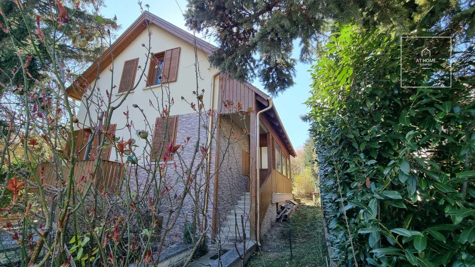 Renovated three-storey, 180 sqm family house with a panoramic view in Solymár