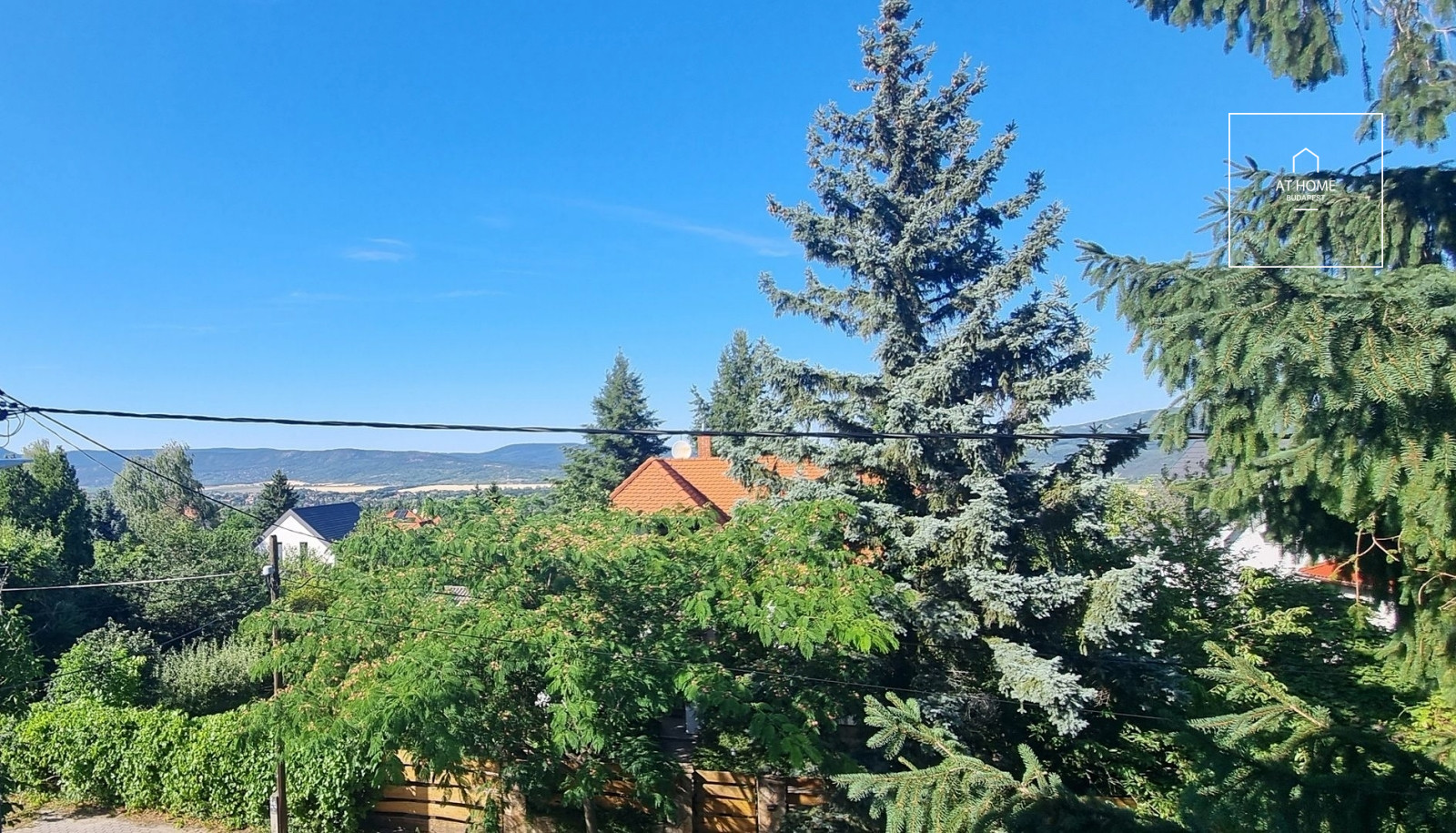 Renovated three-storey, 180 sqm family house with a panoramic view in Solymár