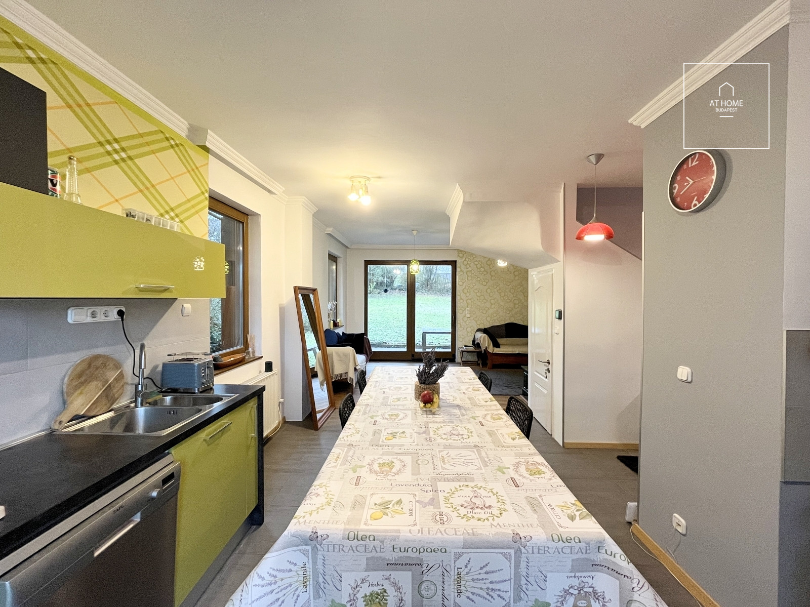 Renovated three-storey, 180 sqm family house with a panoramic view in Solymár