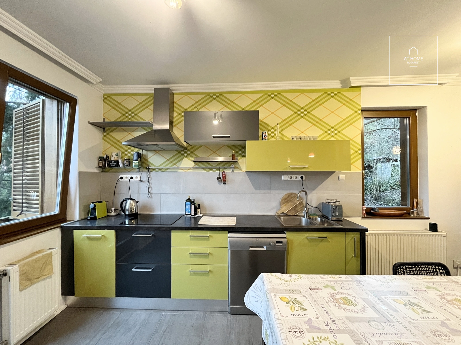 Renovated three-storey, 180 sqm family house with a panoramic view in Solymár