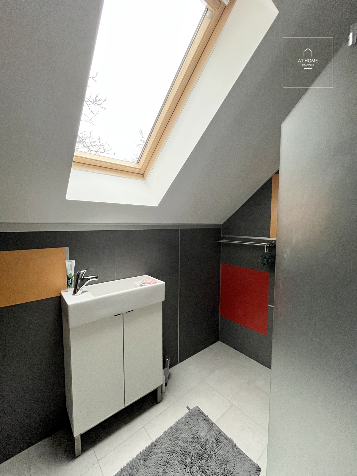 Renovated three-storey, 180 sqm family house with a panoramic view in Solymár