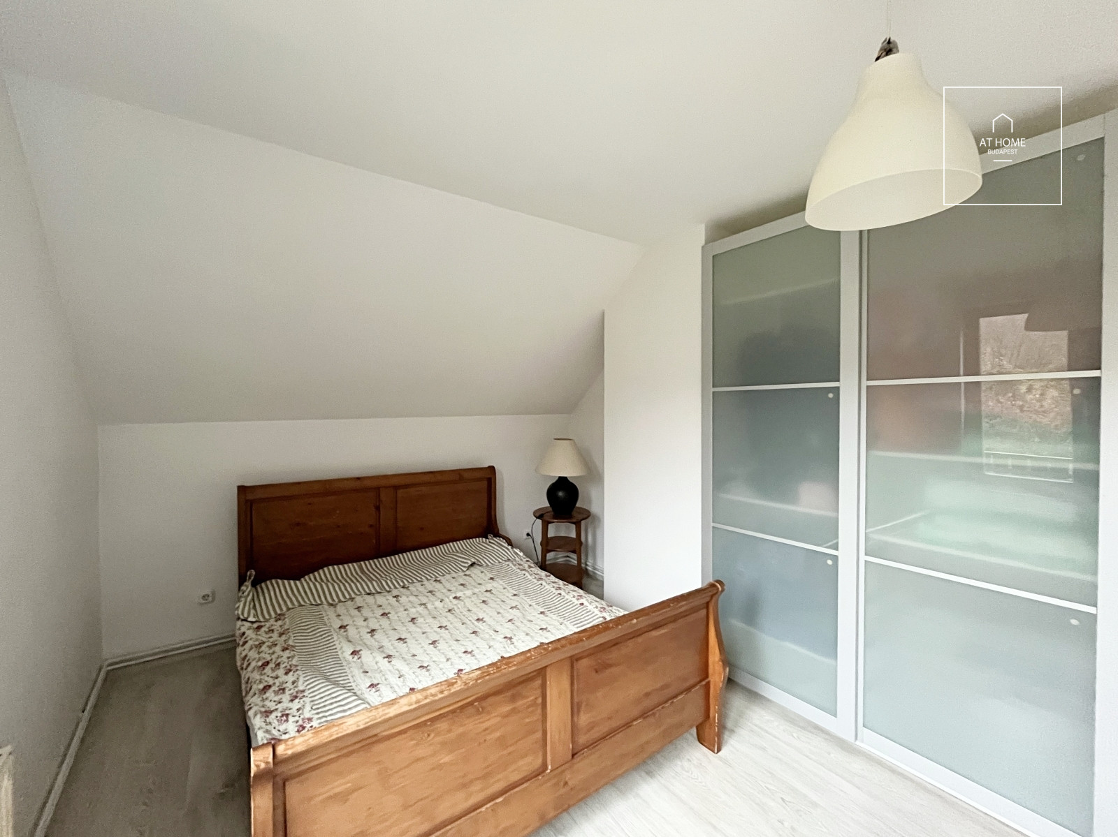 Renovated three-storey, 180 sqm family house with a panoramic view in Solymár