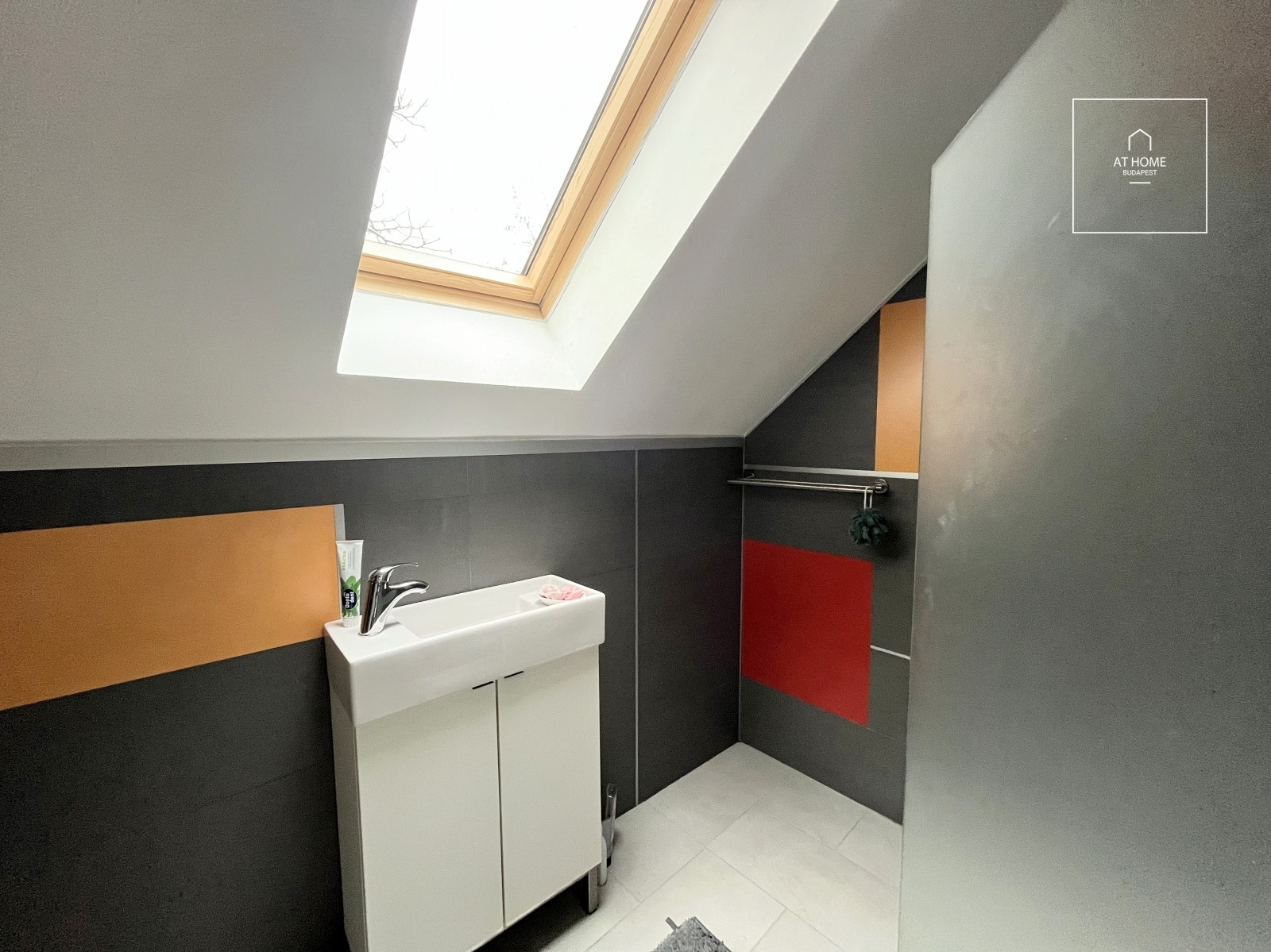 Renovated three-storey, 180 sqm family house with a panoramic view in Solymár