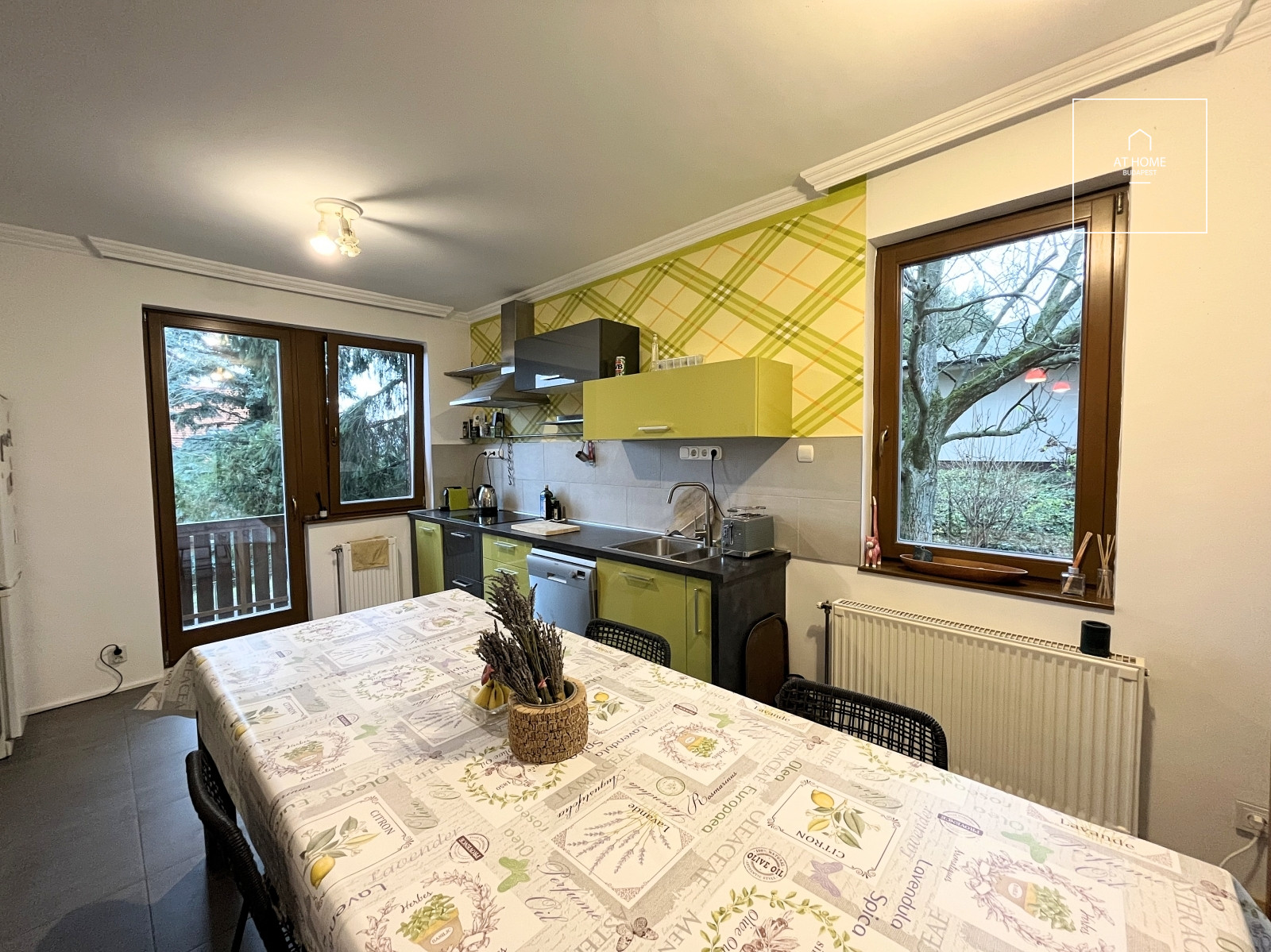 Renovated three-storey, 180 sqm family house with a panoramic view in Solymár