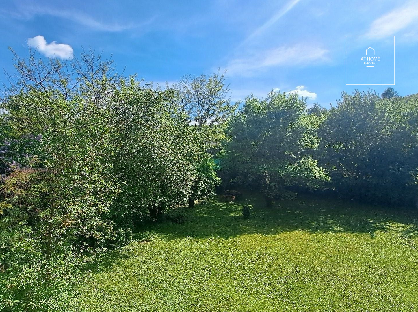 Felújított háromszintes 180nm-es családi ház panorámával Solymáron