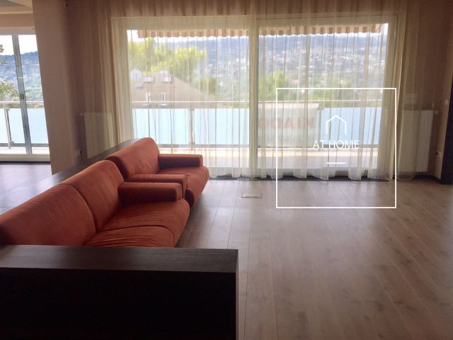 Furnished apartment with 4 bedrooms, terrace, and 2 garage spaces in District II