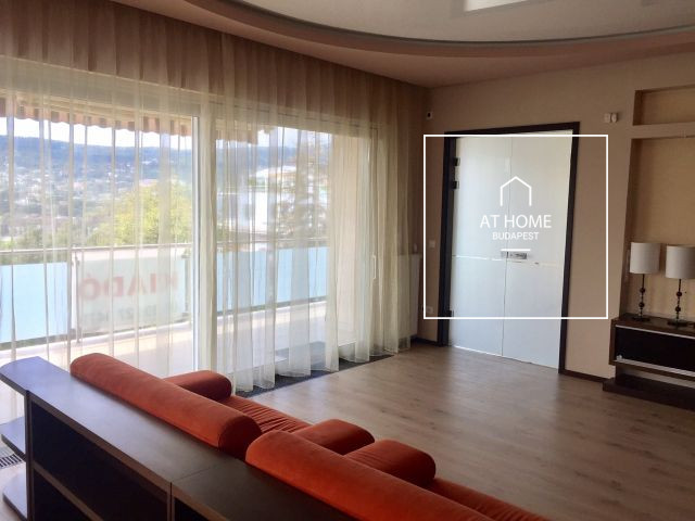 Furnished apartment with 4 bedrooms, terrace, and 2 garage spaces in District II