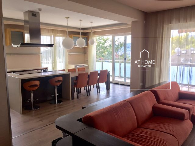 Furnished apartment with 4 bedrooms, terrace, and 2 garage spaces in District II