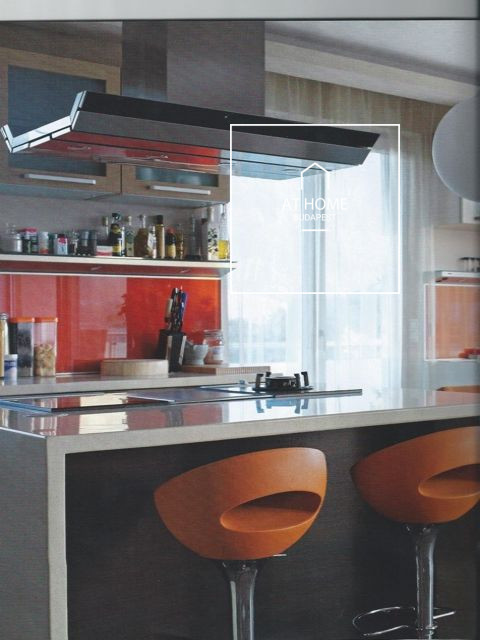 Furnished apartment with 4 bedrooms, terrace, and 2 garage spaces in District II