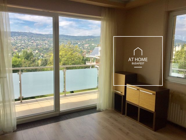 Furnished apartment with 4 bedrooms, terrace, and 2 garage spaces in District II