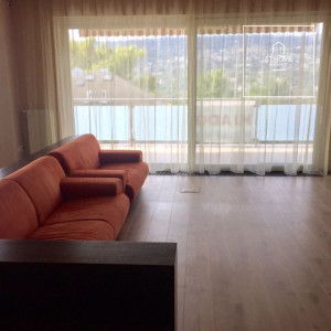 Furnished apartment with 4 bedrooms, terrace, and 2 garage spaces in District II