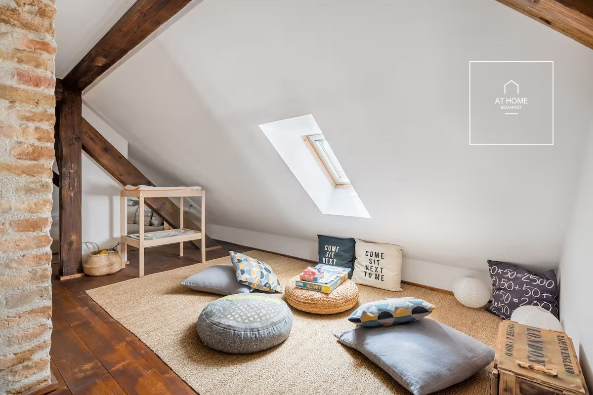 Bright and quiet two-bedroom attic apartment near the Basilica