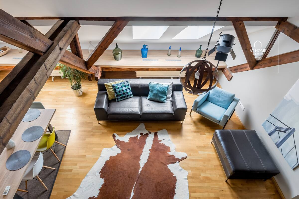 Bright and quiet two-bedroom attic apartment near the Basilica