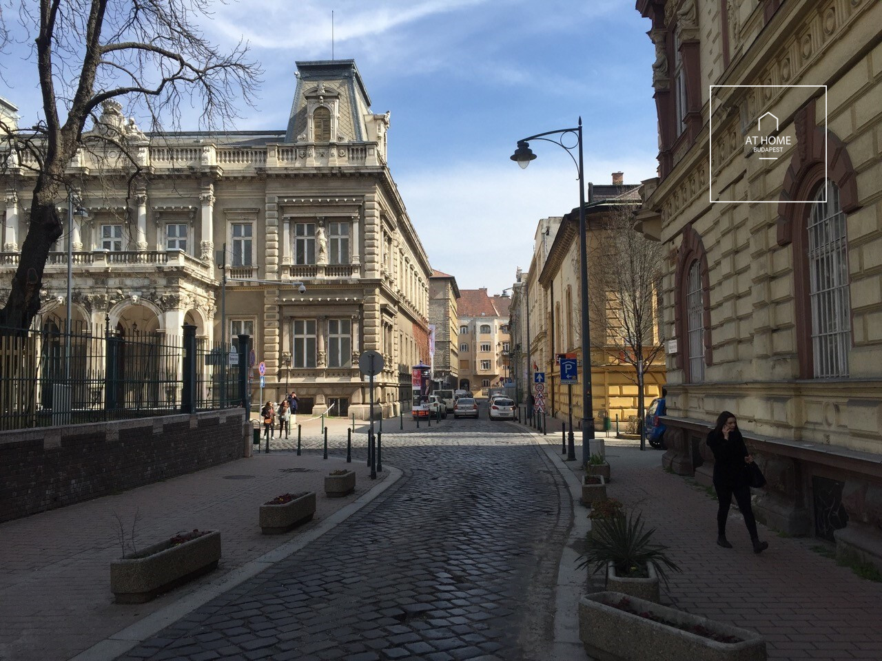 Sunny 106 m², 2nd-floor apartment in the Palace District