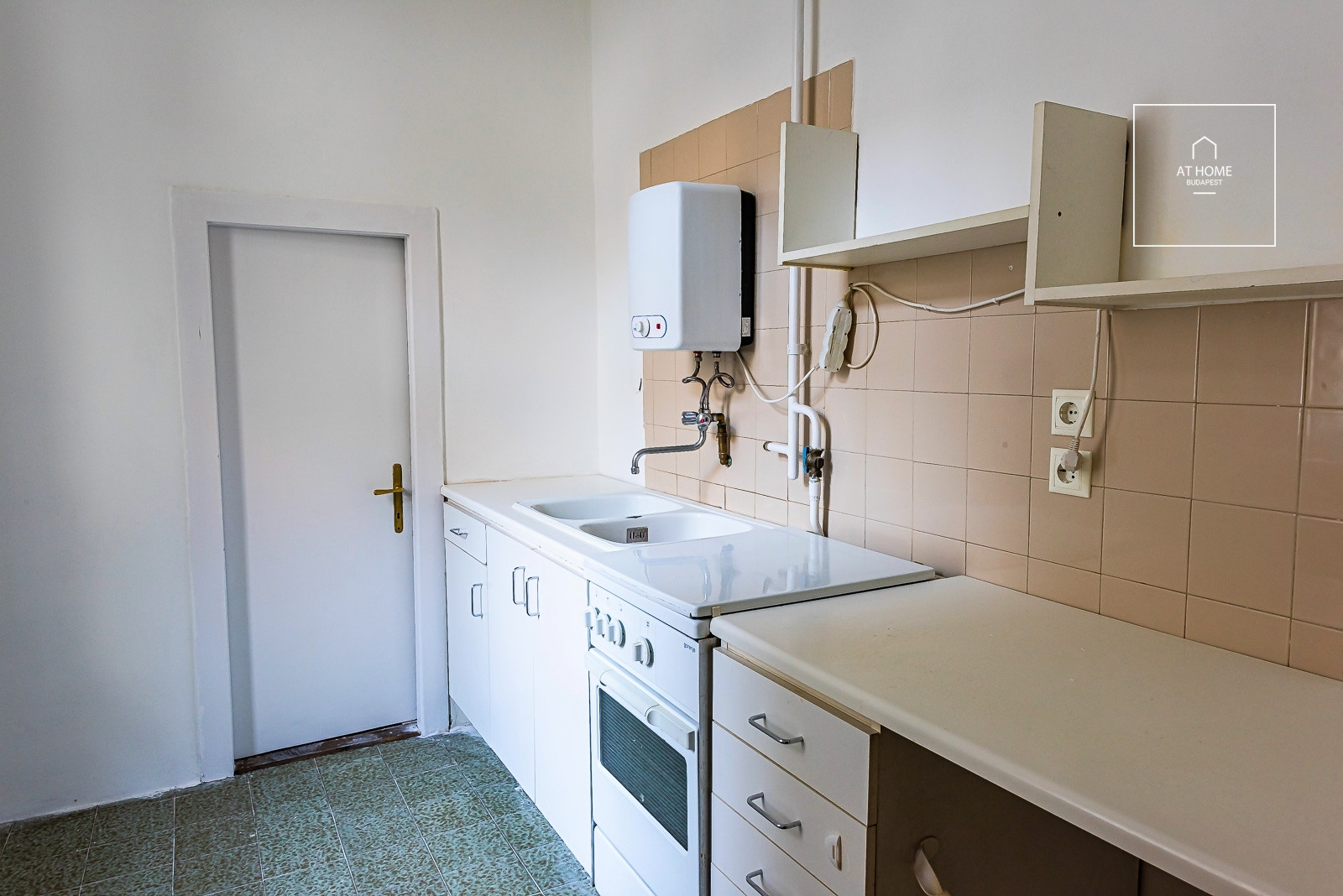 Sunny 106 m², 2nd-floor apartment in the Palace District