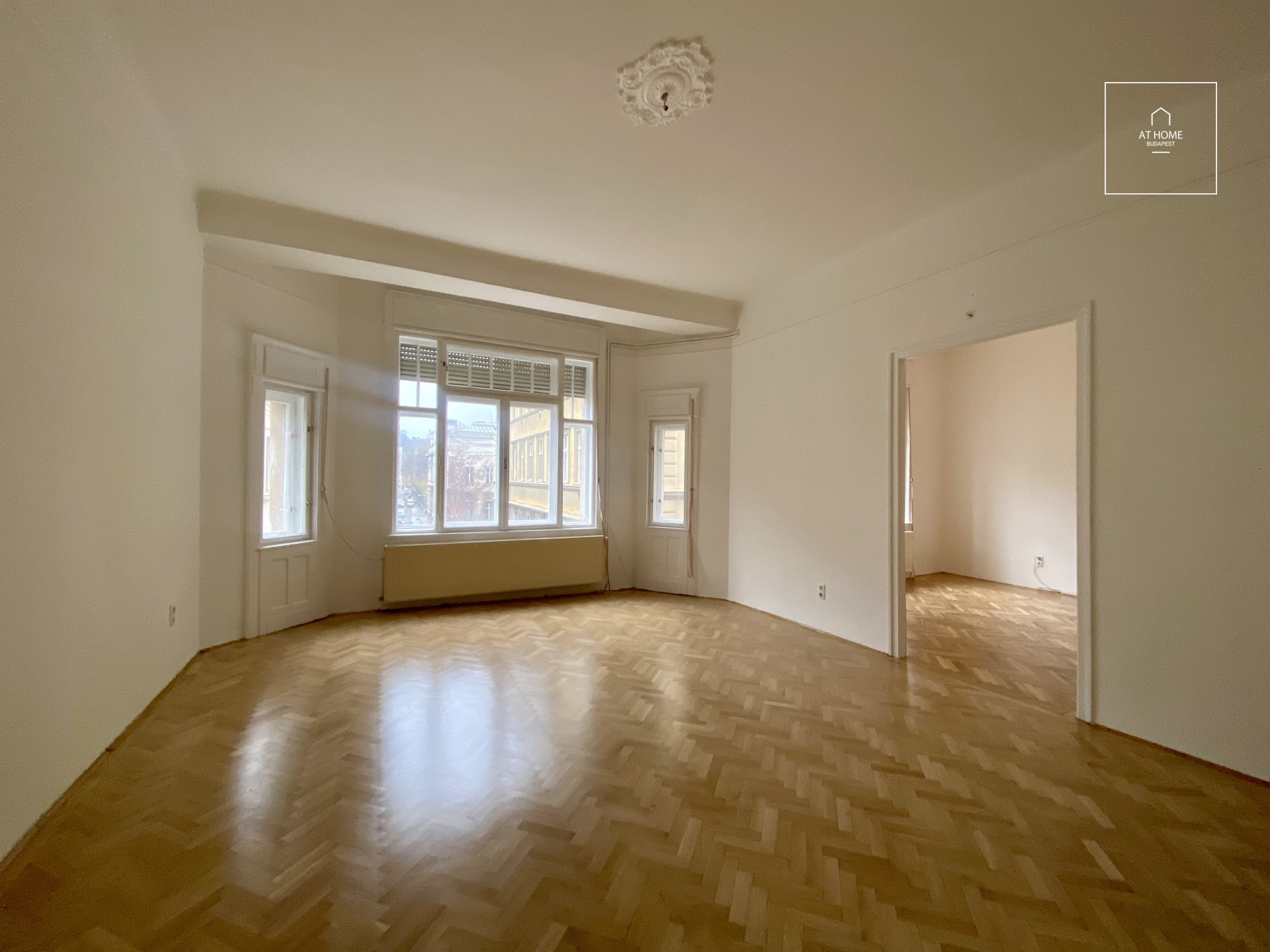 Sunny 106 m², 2nd-floor apartment in the Palace District