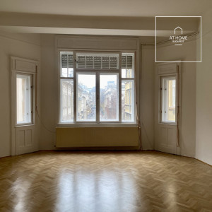 Sunny 106 m², 2nd-floor apartment in the Palace District