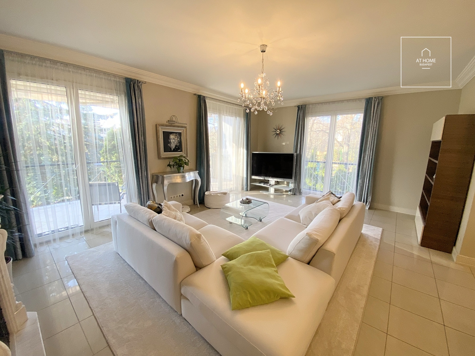 Exclusive, renovated 2-bedroom apartment with a terrace and garage in District II