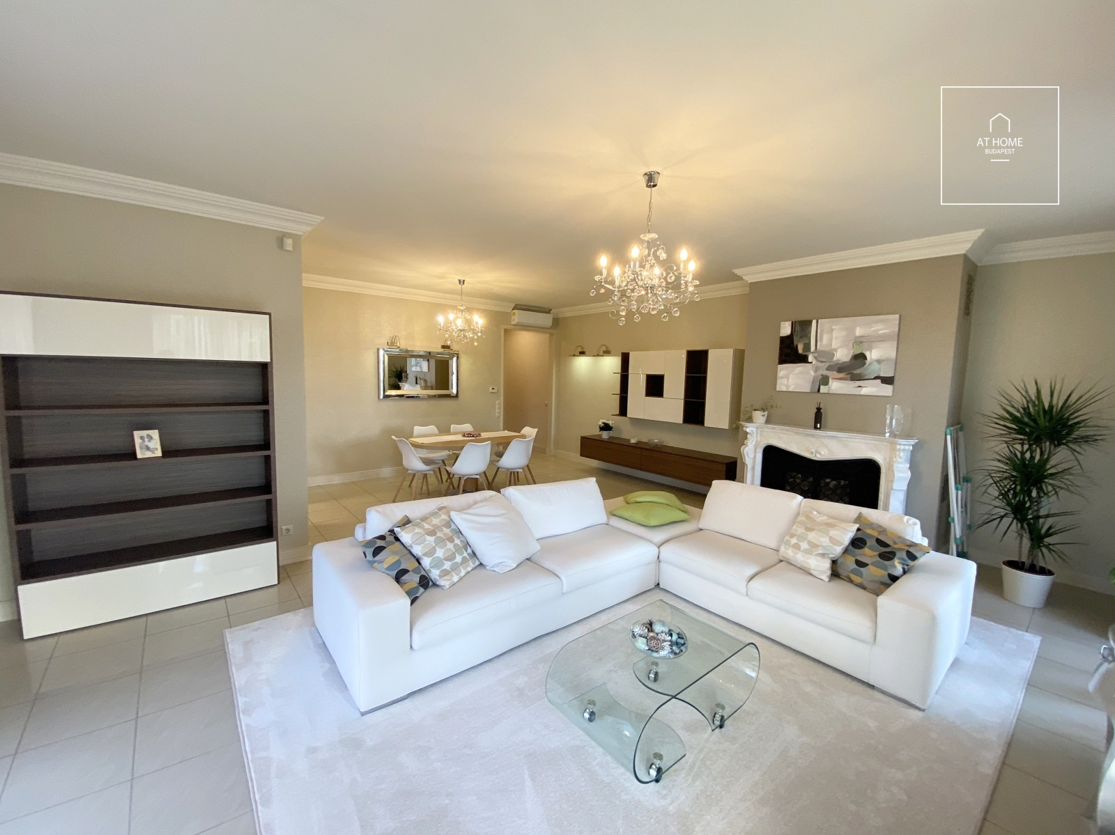 Exclusive, renovated 2-bedroom apartment with a terrace and garage in District II