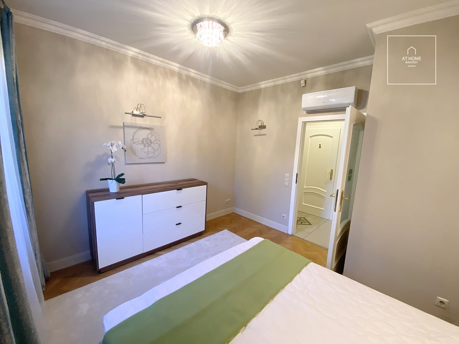 Exclusive, renovated 2-bedroom apartment with a terrace and garage in District II