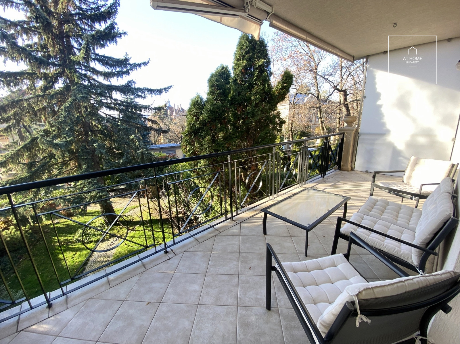 Exclusive, renovated 2-bedroom apartment with a terrace and garage in District II