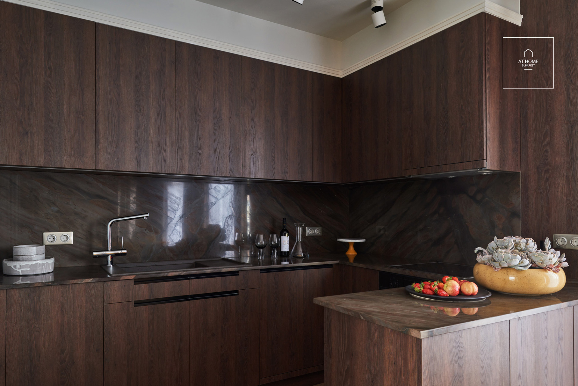 2 bedroom apartment with a roof terrace for rent Budapest VI. district, Terézváros