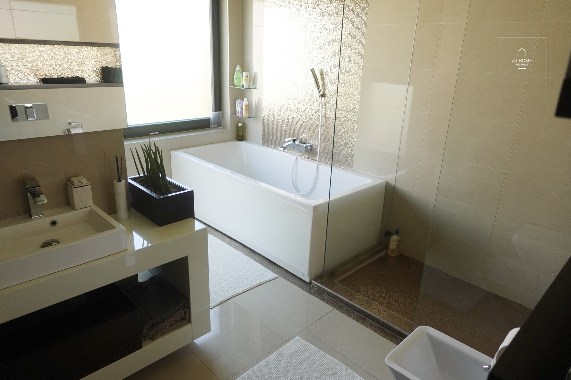 Exclusive minimal style separeted semi-detached house in the border of Budapest ( XI-XII district) in Budaörs is for rent