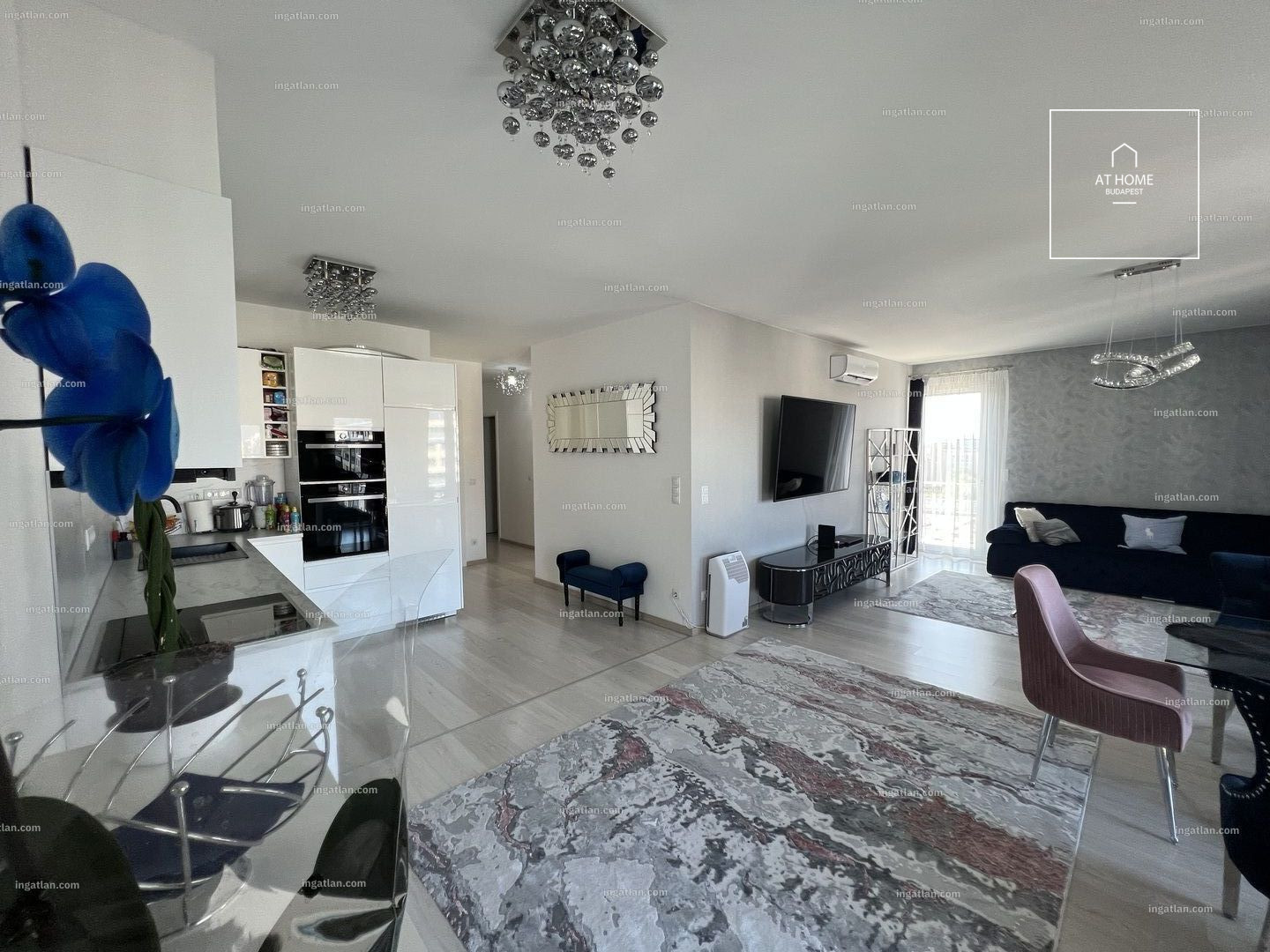 Modern three-bedroom corner apartment with terrace and garage parking in District XIII