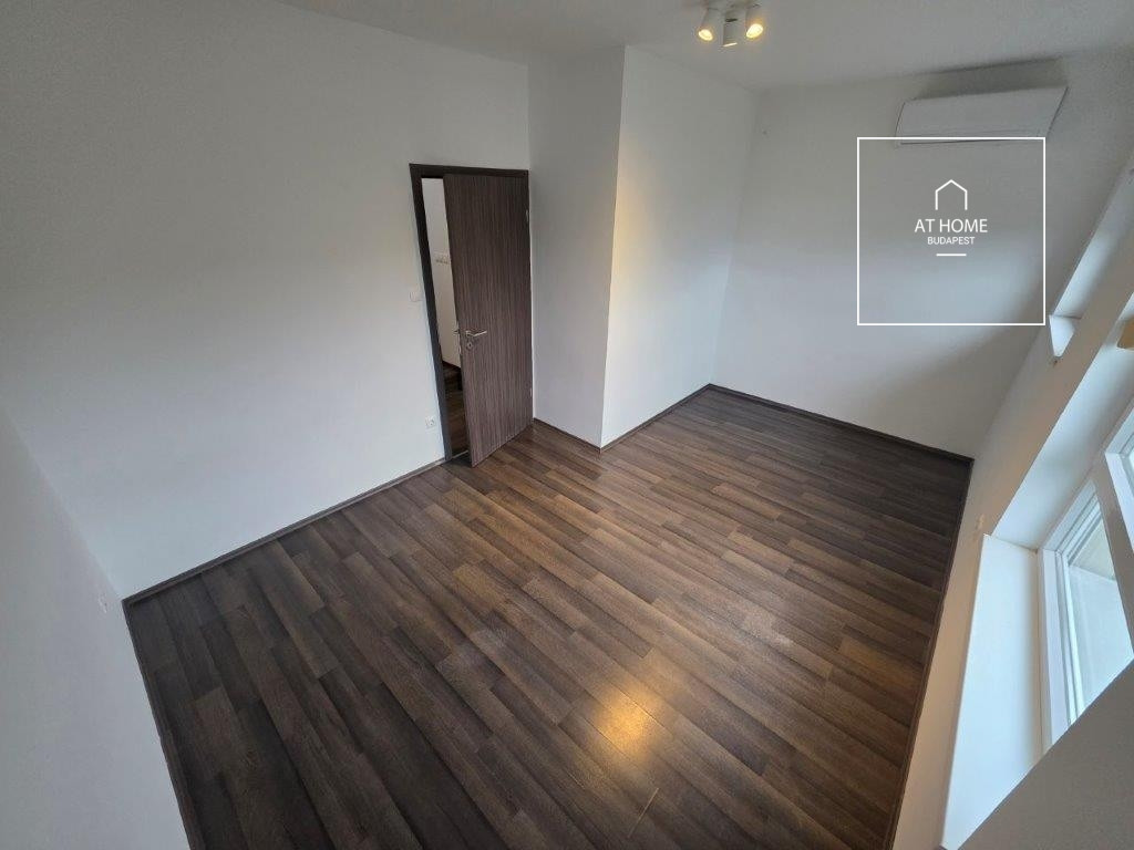 A renovated 95 sqm three-story apartment with a rooftop terrace, located in the 3rd district