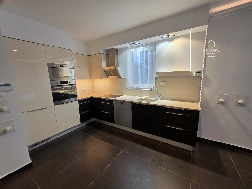 A renovated 95 sqm three-story apartment with a rooftop terrace, located in the 3rd district