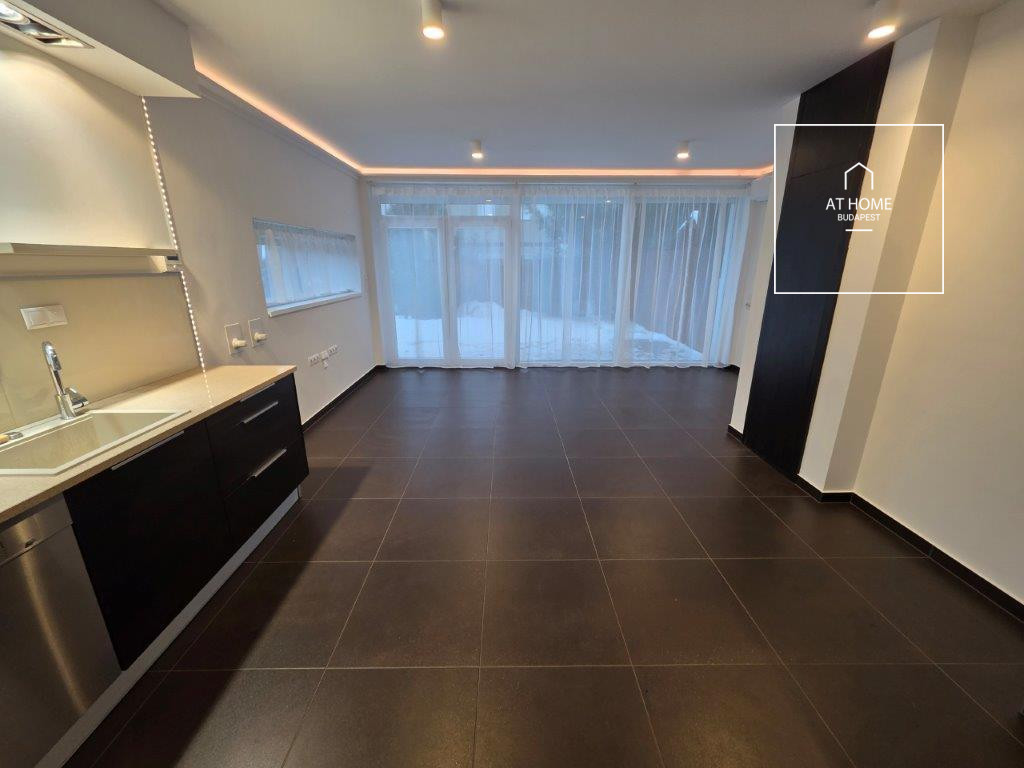 A renovated 95 sqm three-story apartment with a rooftop terrace, located in the 3rd district