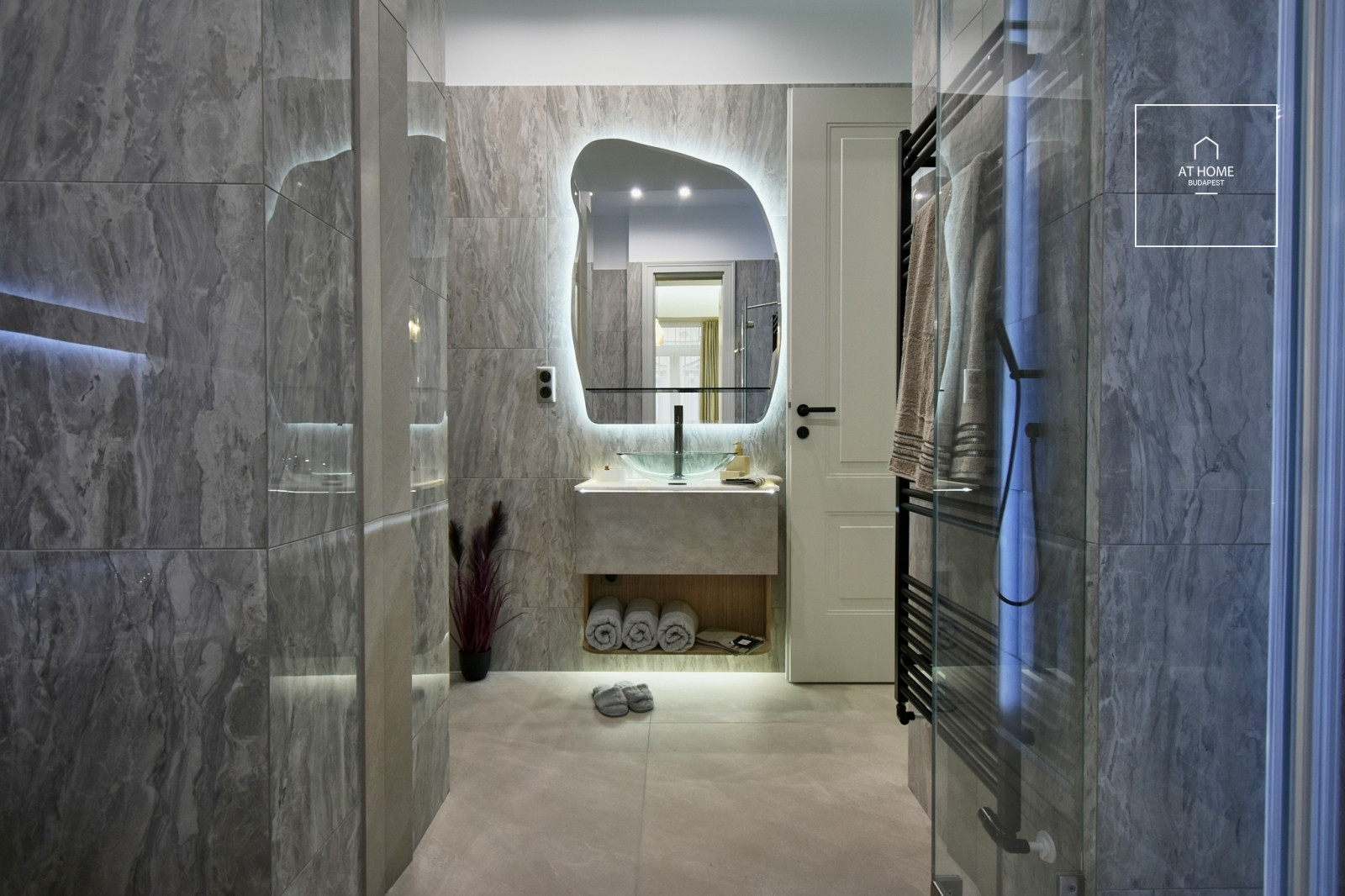 Renovated 103 sqm apartment with 3 bedrooms in District VI