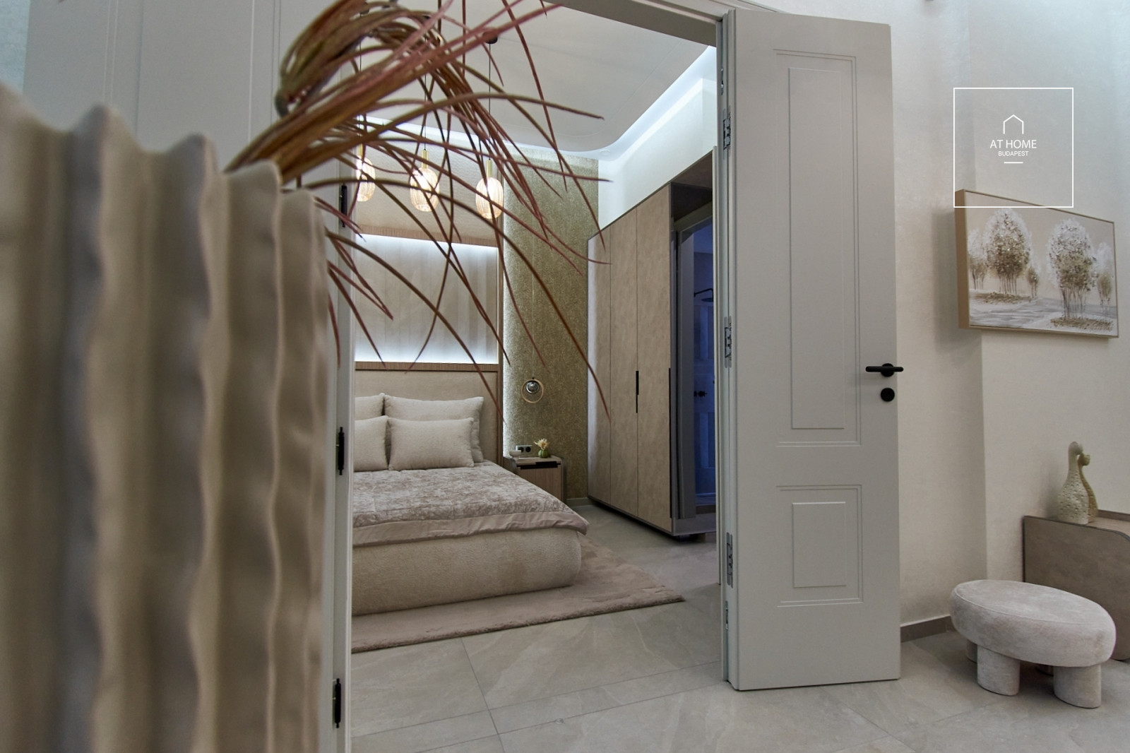 Renovated 103 sqm apartment with 3 bedrooms in District VI