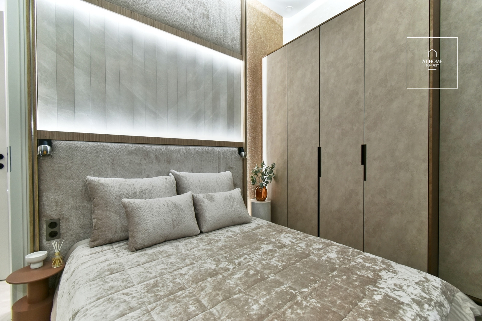 Renovated 103 sqm apartment with 3 bedrooms in District VI