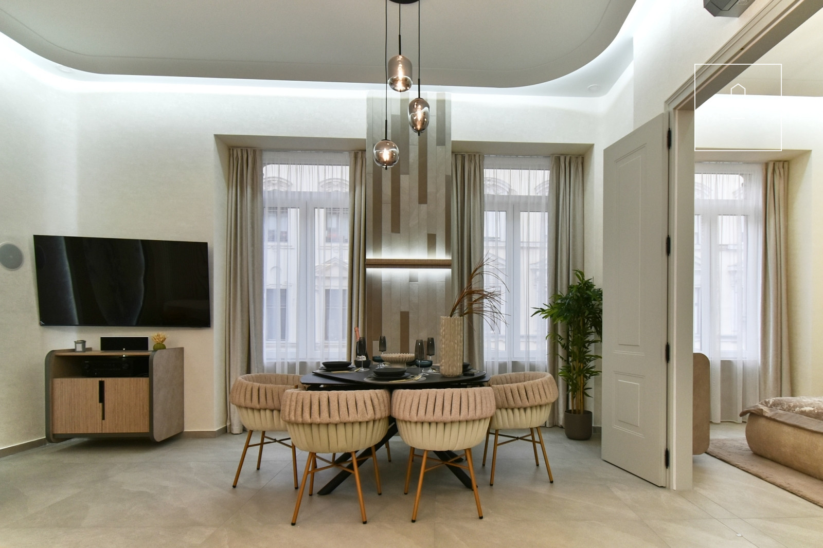 Renovated 103 sqm apartment with 3 bedrooms in District VI